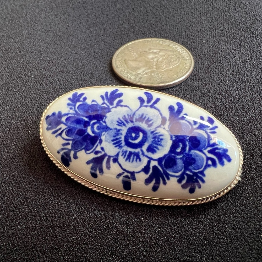 Delft Blue & White Floral Porcelain Oval Brooch with sterling silver accents - Picture 10 of 12